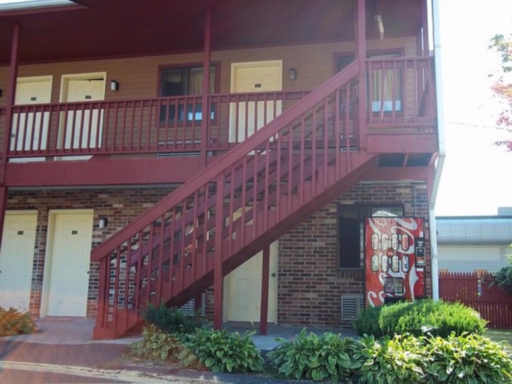 Naugatuck Motor Lodge Bagian luar foto